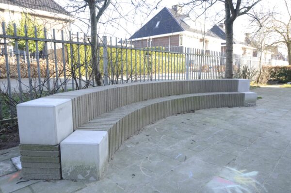 CI | Buitenklas - Circulaire betontegel bank